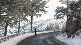 Καιρός: Χιονίζει σε Πάρνηθα και Βίλια Αττικής, στα «λευκά» οι σκεπές των σπιτιών - Δείτε φωτογραφίες