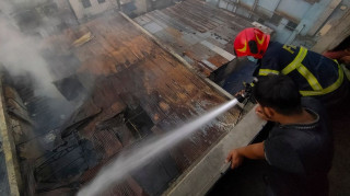 Μεγάλη φωτιά σε εργοστάσιο στη Βρετανία -  Πάνω από 100 πυροσβέστες στο σημείο