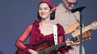 Η Γκρέισι Έιμπραμς κάνει το πρώτο της βήμα στο σινεμά με την υπογραφή της A24