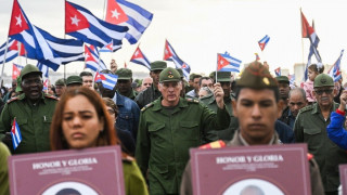 Διαμαρτυρία χιλιάδων Κουβανών μπροστά από την πρεσβεία των ΗΠΑ κατά των αμερικανικού ιμπεριαλισμού