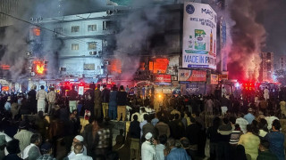 Έξι νεκροί από πυρκαγιά σε εμπορικό κέντρο στο Πακιστάν - Κάηκαν 1.200 καταστήματα