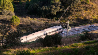 Σιδηροδρομικό δυστύχημα στην Ισπανία: Φθαρμένο αρμό στις σιδηροτροχιές βρήκαν οι ειδικοί