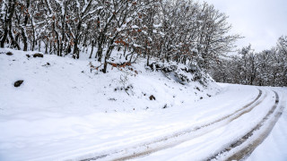 Επέλαση χαμηλού βαρομετρικού στη χώρα: Τριήμερο με τοπικές θύελλες, καταιγίδες και χιόνια
