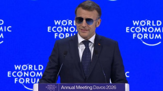 Με γυαλιά αεροπόρου και στο Νταβός ο Εμανουέλ Μακρόν - Λόγω του προβλήματος με τα μάτια του