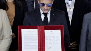 Με γυαλιά αεροπόρου και στο Νταβός ο Εμανουέλ Μακρόν - Λόγω του προβλήματος με τα μάτια του