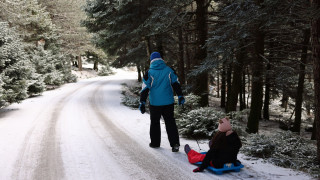 Στα «λευκά» η Πάρνηθα: Μέχρι και πέντε πόντους το χιόνι - Σε ετοιμότητα τα εκχιονιστικά