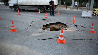 Κακοκαιρία: Καθίζηση εδάφους στο Γραμματικό - Τραυματίστηκε οδηγός