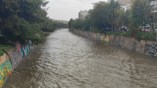 Ανεβαίνει ανησυχητικά η στάθμη στον Ιλισσό: Βίντεο του CNN Greece από το σημείο
