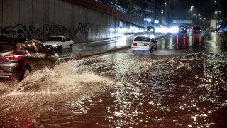 Σφοδρή κακοκαιρία στην Αττική: Φούσκωσαν ποτάμια, μπήκαν νερά στο Μετρό, εγκλωβίστηκαν οδηγοί