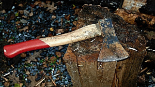 Ηράκλειο: Στη φυλακή ο άνδρας που κυνηγούσε με τσεκούρι την γειτόνισσα του και το παιδί της