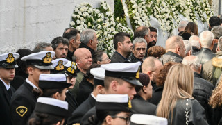 Οδύνη στην κηδεία του 53χρονου λιμενικού: Ζητήθηκε η Βουλή να «υιοθετήσει» το παιδί του