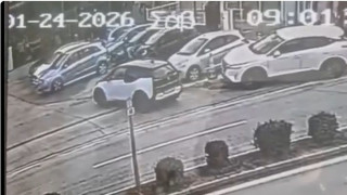 Βριλήσσια: Βίντεο καταγράφει την παράσυρση της υπαλλήλου έξω από το υποκατάστημα των ΕΛΤΑ