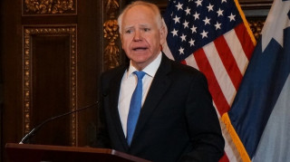 Κυβερνήτης Μινεσότα: «Η έρευνα για τον 37χρονο να ανατεθεί στις τοπικές αρχές»