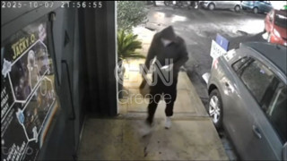 Καρέ-καρέ η στιγμή που ο δράστης αφήνει την βόμβα έξω απο την ντισκοτέκ στη Μιχαλακοπούλου