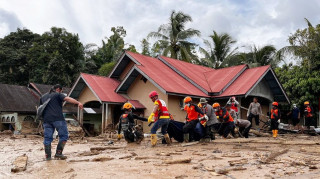 Ινδονησία: Αγωνιώδεις έρευνες για τους 80 αγνοούμενους ύστερα από κατολίσθηση – Δέκα νεκροί