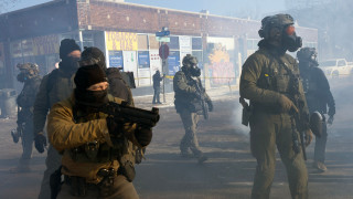 Τι είναι η ICE και ποιες οι εξουσίες της-Η εκπαίδευση, οι συλλήψεις μέσα στα σπίτια και η οπλοχρησία