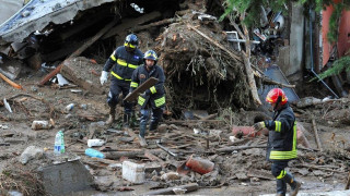 Σαντορίνη η Σικελία: Στο χείλος του γκρεμού σπίτια εξαιτίας κατολίσθησης - Συγκλονιστικά βίντεο