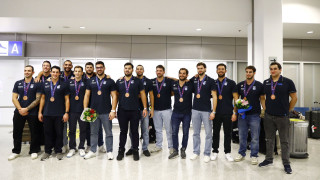 Έφτασε στην Ελλάδα η Εθνική πόλο ανδρών - Θερμή υποδοχή στους πρωταθλητές