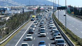 Κίνηση για «γερά νεύρα» σε Κηφισό, κέντρο και Αττική Οδό - Καθυστερήσεις σε Ποσειδώνος και Πειραιά