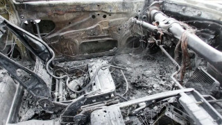 Στις φλόγες τρία αυτοκίνητα τα ξημερώματα στο Μενίδι - Σε εξέλιξη έρευνα για τα αίτια