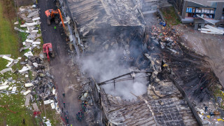Live: Η ενημέρωση της Πυροσβεστικής για τις ενέργειες που έγιναν στο εργοστάσιο «Βιολάντα»