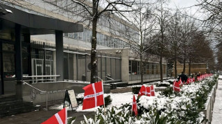 Οργή βετεράνων στη Δανία: Η πρεσβεία των ΗΠΑ αφαίρεσε τις σημαίες με τα ονόματα των πεσόντων