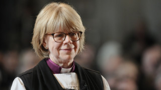 Ποια είναι η Σάρα Μάλαλι, η πρώτη γυναίκα επικεφαλής της Εκκλησίας της Αγγλίας