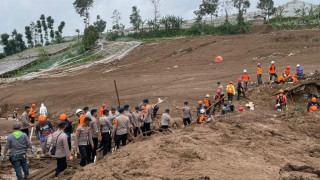 Ινδονησία: Ανεβαίνει ο αριθμός των νεκρών από τις κατολισθήσεις - Σκάβουν με τα χέρια οι διασώστες