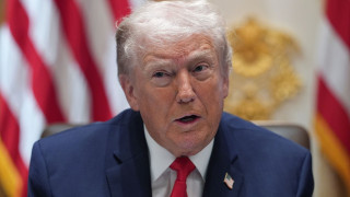 «Βαριέμαι»: Ο Τραμπ εξηγεί γιατί κλείνει τα μάτια στα υπουργικά συμβούλια