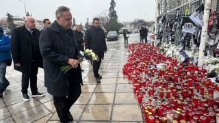 Λευκά τριαντάφυλλα στην Τούμπα - Ο δήμαρχος της πόλης τίμησε τους νεκρούς οπαδούς του ΠΑΟΚ