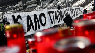 Λουλούδια, κεριά και κασκόλ για τους νεκρούς οπαδούς του ΠΑΟΚ - Συγκινητικές στιγμές στη Θύρα 4
