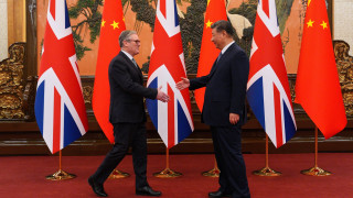 Το δώρο του Στάρμερ στον Κινέζο πρόεδρο: Μια μπάλα της αγαπημένης του ομάδας Μάνστεστερ Γιουνάιτεντ