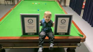 Δίχρονος πιτσιρικάς πέτυχε δύο παγκόσμια ρεκόρ στο σνούκερ