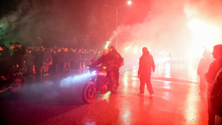«Ράγισαν» καρδιές στην Τούμπα: «Αντίο» στους επτά οπαδούς του ΠΑΟΚ με συνθήματα και καπνογόνα