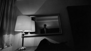 Το «περίεργο» σύμπαν του Ντέιβιντ Λιντς αναδεικνύεται σε μνημειώδη έκθεση στο Βερολίνο