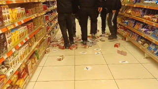 «Έφοδος» αντιεξουσιαστών σε σούπερ μάρκετ στο Βόλο - Ποδοπάτησαν προϊόντα Βιολάντα
