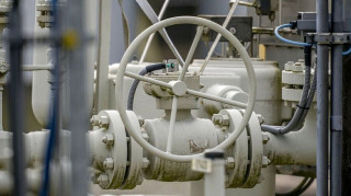 Γιατί οι ενεργειακοί όμιλοι διστάζουν να «πατήσουν τη σκανδάλη» για νέες επενδύσεις σε FSRU