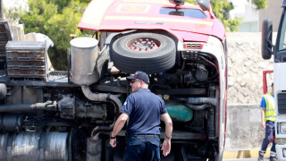 Τροχαίο ατύχημα στην εθνική οδό Αθηνών - Λαμίας: Αναποδογύρισε νταλίκα με εσπεριδοειδή
