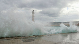 Μεγάλη προσπάθεια από καπετάνιο να δέσει το πλοίο στην Κάρπαθο λόγω ισχυρών ανέμων