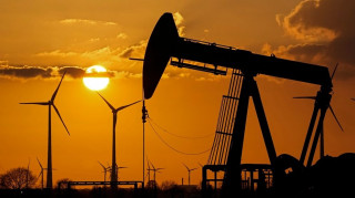 Πτωτικά οι τιμές του πετρελαίου στη σκιά των δηλώσεων Τραμπ για Ιράν: Απώλειες άνω του 3%