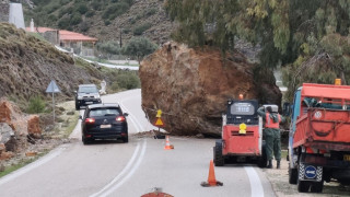Χίος: Δύσκολη η απομάκρυνση του βράχου που έπεσε λόγω όγκου - Συνεργεία προσπαθούν να τον σπάσουν