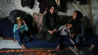 Με δάκρυα στα μάτια, οι πρώτοι Παλαιστίνιοι της Γάζας επιστρέφουν από την Αίγυπτο