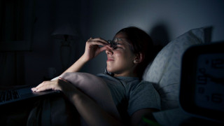 Πώς ακριβώς η έλλειψη ύπνου βλάπτει τους νευρώνες του εγκεφάλου μας, σύμφωνα με νέα μελέτη