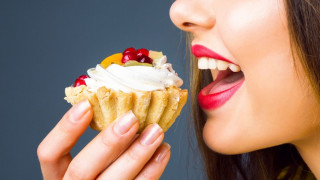Μικροβιολόγοι εξηγούν τι συμβαίνει μέσα στο στόμα μας τη στιγμή που τρώμε ζάχαρη