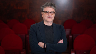 Στέλιος Βασιλάκης: «Στις θεατρικές σκηνές η πολυφωνία συχνά απουσιάζει και αυτό πρέπει να αλλάξει»