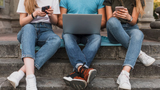 «Δεν θέλω ούτε να το σκέφτομαι»: Έφηβοι και γονείς μιλούν για την απαγόρευση στα Social Media
