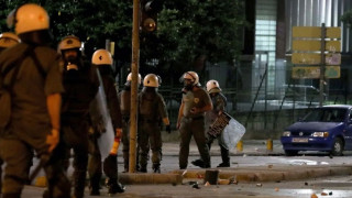 Επεισόδια με μολότοφ και δακρυγόνα έξω από το ΑΠΘ - Πάνω από 300 προσαγωγές