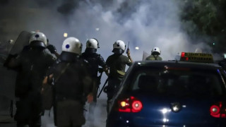 Θεσσαλονίκη: Μολότοφ και δακρυγόνα έξω από το Αριστοτέλειο - Πάνω από 200 προσαγωγές