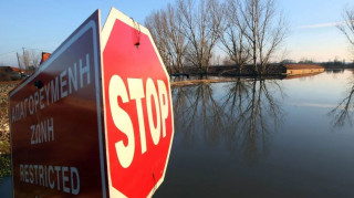 Παγωμένοι βρέθηκαν οι μετανάστες κοντά στον ποταμό Έβρο - Ξεπερνά τα έξι μέτρα το ύψος των υδάτων
