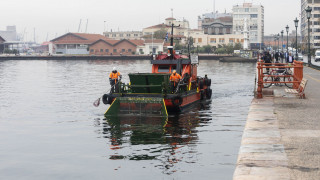 Θεσσαλονίκη: Δύο σκάφη καθαρίζουν τον Θερμαϊκό από τόνους φερτών υλικών